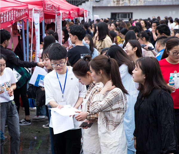 宜春市2019年高校毕业生供需洽谈会在永利官网举行